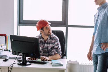 Pozitif yetenekli mühendis meslektaşına bakıyor.