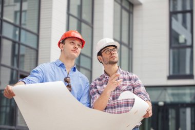 Mühendislerden oluşan bir ekip bir inşaat taslağı hazırladı.