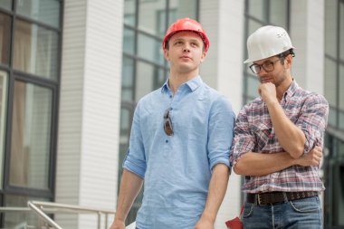 İki akıllı inşaatçı yeniden yapılanma operasyonunu düşünüyor.