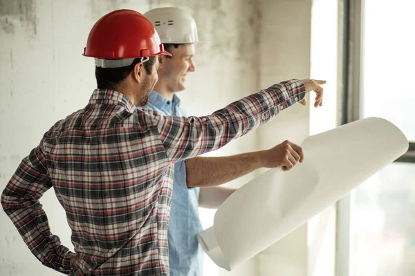 Dois construtores atraentes estão falando sobre a construção de um novo arranha-céu — Fotografia de Stock