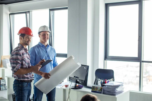 Chef kontrolliert die Büroarbeit — Stockfoto