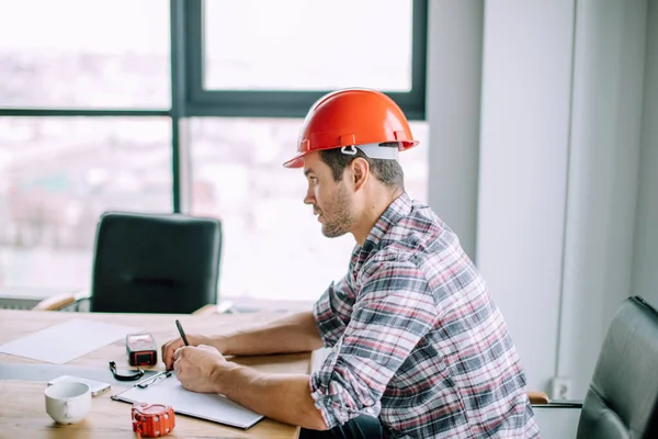 Bauarbeiter schreibt Länge und Breite des Modells — Stockfoto