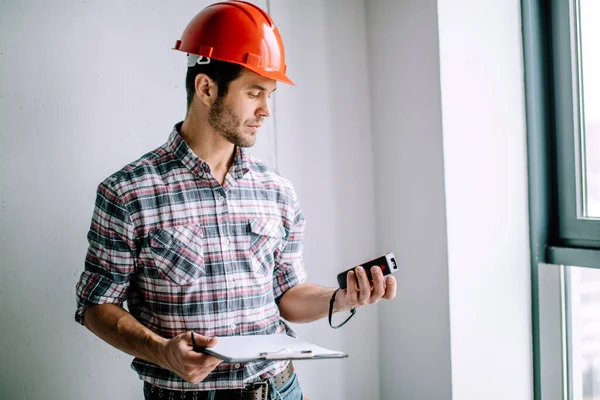 Construtor está usando a fita métrica — Fotografia de Stock