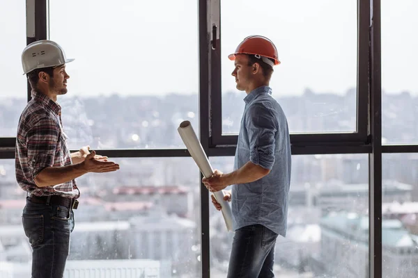 Zwei aktive ambitionierte Ingenieure sprechen über das Baumodell eines neuen Büros — Stockfoto