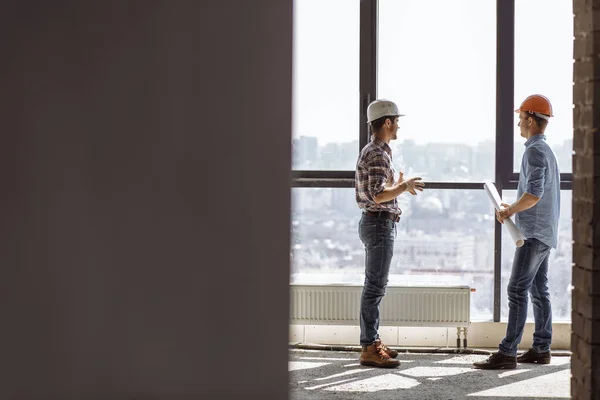 Porträt in voller Länge. erfahrene Architekten, die an der Sanierung beteiligt sind — Stockfoto