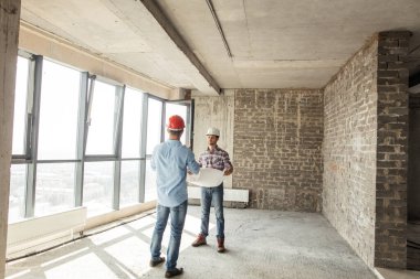 İki meslektaş odada planlar üzerinde çalışıyor. çalışma ve planlama kavramı