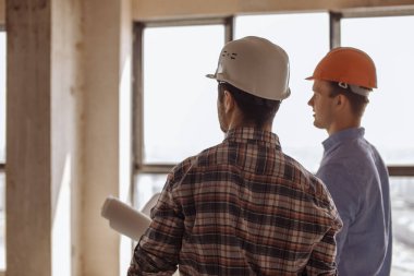 Ekip mimarları çalışma alanına bakıyor