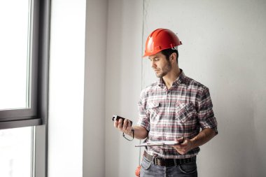 Genç yetenekli ustabaşı ölçüyü yazacak.