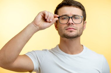 Zeki ve çekici bir adam ipleri elinde tutuyor. Erkekler her zaman insanları rahat bırakır.