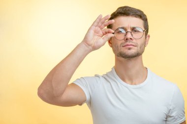 Genç yakışıklı emekli teğmen.