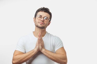 İtaatkar bir koca karısı için her şeyi yapmaya hazırdır.