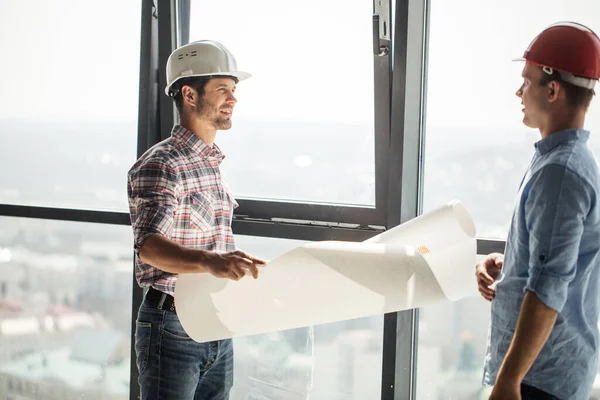 Zwei positive Architekten diskutieren das Innere eines Raumes — Stockfoto