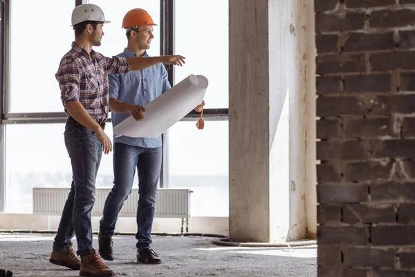 Ingenjör skryter om nya skyskrapor till en kollega — Stockfoto