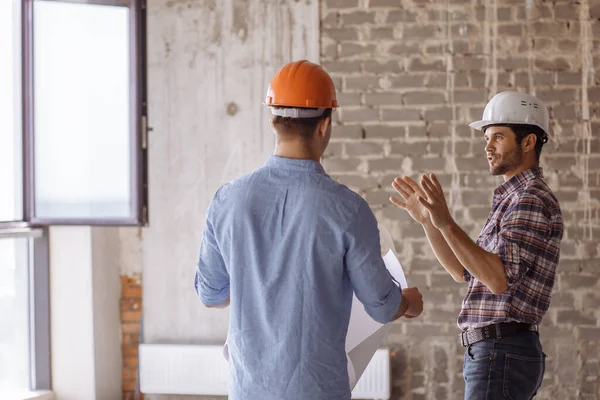 Les gens qui travaillent dur parlent des kits d'acquisition de matériaux de construction — Photo