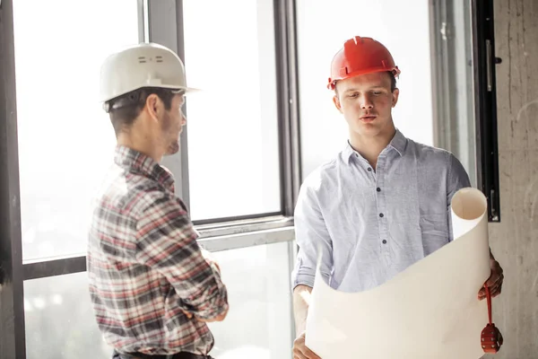 Schüler zeigt einem Lehrer während der Industriepraxis seinen Bauplan — Stockfoto