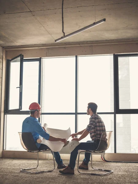 Mann mit rotem Helm bietet dem Kunden bezahlbaren Wohnraum — Stockfoto