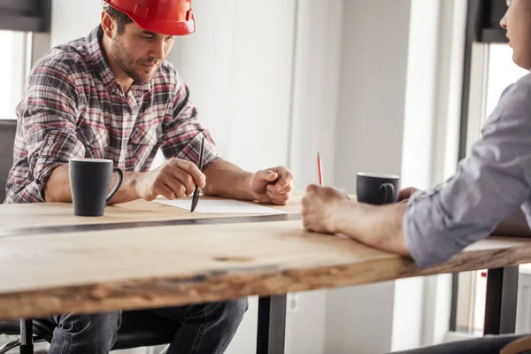 Ingenieur denkt über Wiederaufbau eines alten Bürogebäudes nach — Stockfoto