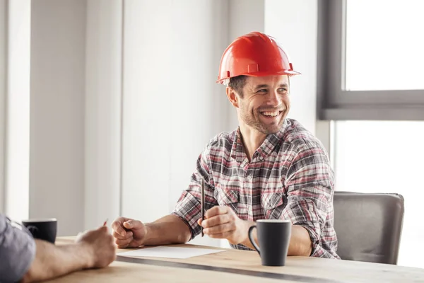 Lachender Perlenbauer mit Stift und Blick zur Seite — Stockfoto