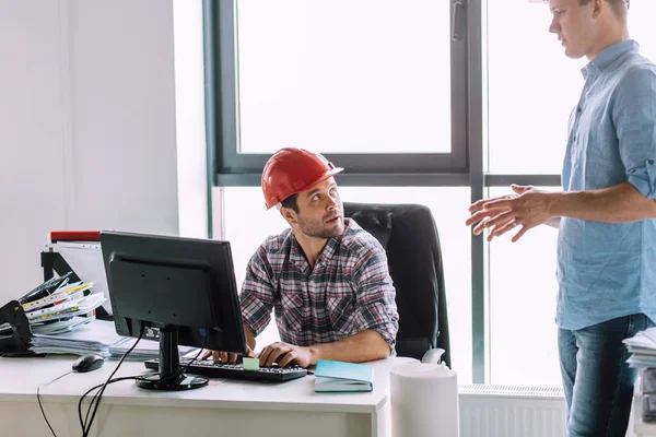 Techniker spricht mit Arbeitskollegin — Stockfoto