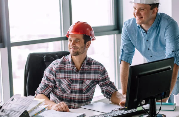 Optimistische Bauarbeiter in lässiger Kleidung im modernen Büroraum — Stockfoto