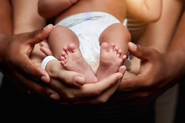 Un dulce bebé acostado en las manos del padre y de la madre —  Fotos de Stock