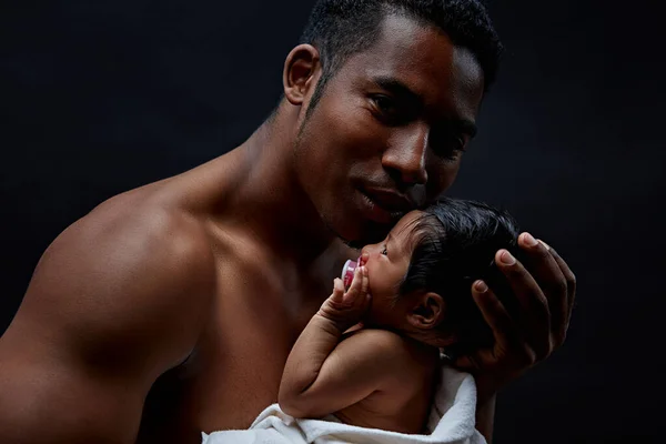 Brutale bello papà è abbracciare il suo bambino — Foto Stock