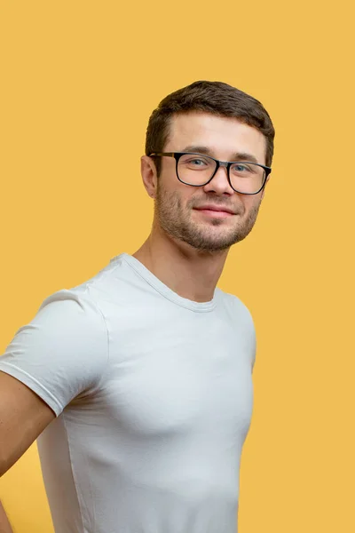 Primo piano ritratto laterale di piacevole nerd indossare T-shirt — Foto Stock