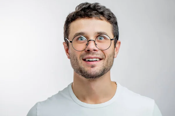 Joven hombre emocional está admirando con la belleza de la mujer joven — Foto de Stock