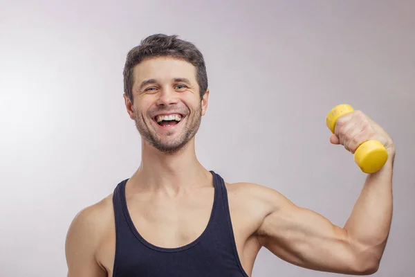 Un hombre positivo está cuidando su salud. concepto salud y deporte. — Foto de Stock