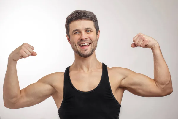 Gelukkig bodybuilder poseren voor camera — Stockfoto