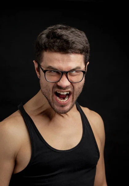 Öfkeli bağıran bir adamın portresini çek. — Stok fotoğraf