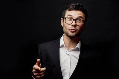 Neşeli hoş adam kamerayı işaret ediyor..