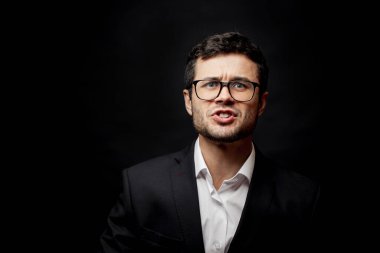 Kızgın iş adamı birine bağırıyor.