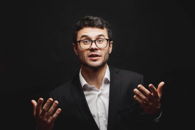 Müdür, iş arkadaşıyla tartışıyor.