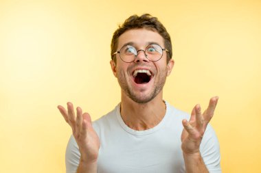 Olumlu ifadeli duygusal bir adam. Erkek zevkten dört köşe