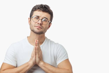 Genç ve yakışıklı bir adam Tanrı ile konuşuyor.