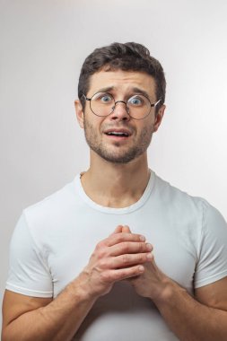 Bunalımlı bir adam ağlayacak.