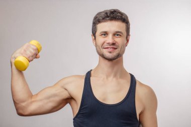 Genç ve neşeli sporcu kaslarını geliştiriyor.