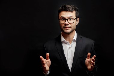 Muhteşem bir konuşmacı konferansa sesleniyor.