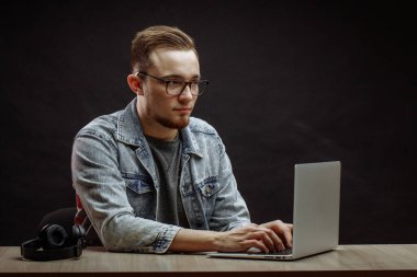 Sakin yakışıklı kiracı internetten alışveriş yapıyor.