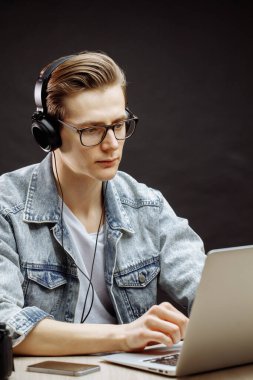 Bilgisayarla çalışan ciddi bir kot ceket.