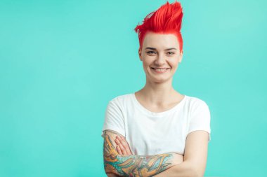 Güzel rock hayranı kollarını kavuşturmuş bekliyor.