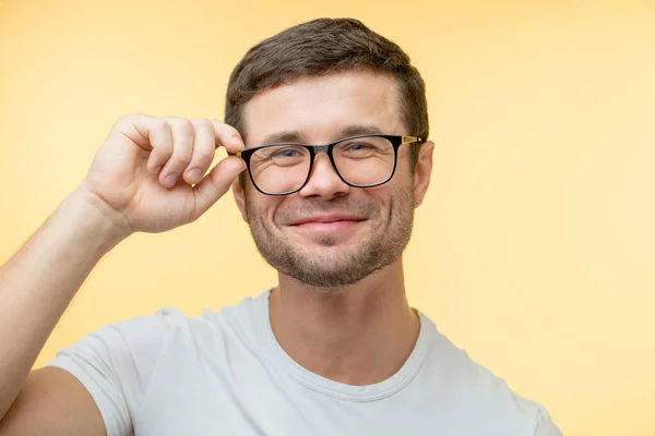 Lachende man raakt zijn bril aan — Stockfoto