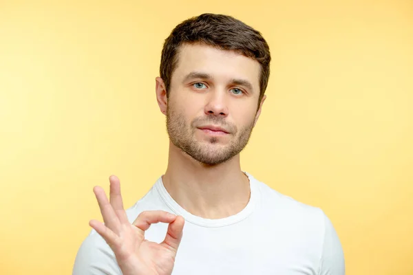 Está bem. jovem homem bonito mostrando OK. — Fotografia de Stock