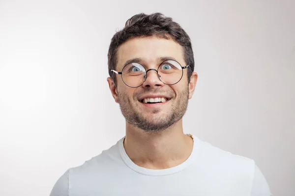 Un hombre de sentimientos. un tipo sentimental está viendo la televisión — Foto de Stock