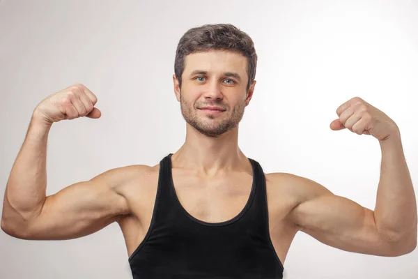 Een goed gebouwde man die zijn sterke armen laat zien — Stockfoto