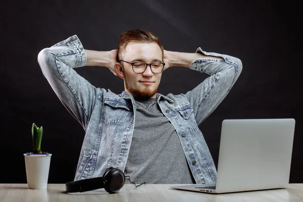 Étudiant au repos après avoir travaillé dans le carnet. — Photo