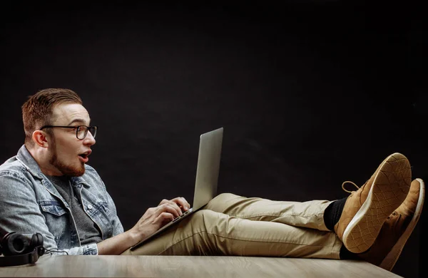 Jong roodharig ongeschoren mannetje met verrassende look — Stockfoto