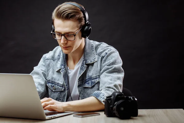 Jonge knappe man concentreert zich op werken op het internet — Stockfoto