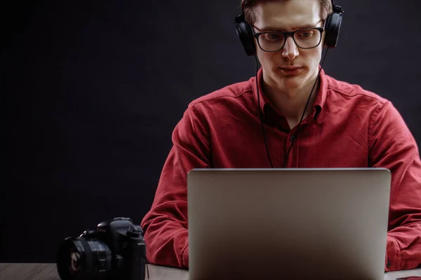 Retoucher verwerkt foto 's aan tafel — Stockfoto